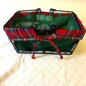Christmas NWT  Green & Red Basket